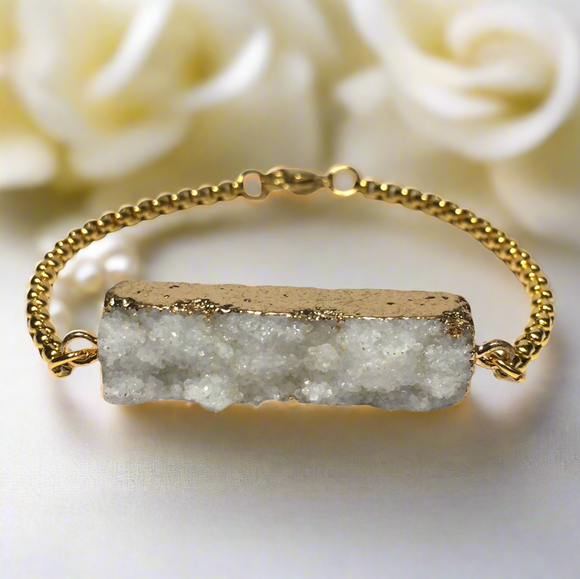 Warm Aurelia bracelet with ivory druzy agate and 18K gold steel chain, softly shimmering with refined texture