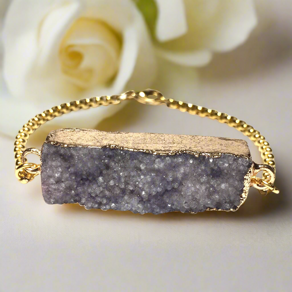 Quiet Thalia bracelet with grey-lavender druzy agate and 18K gold steel chain, finished by hand with soft shimmer